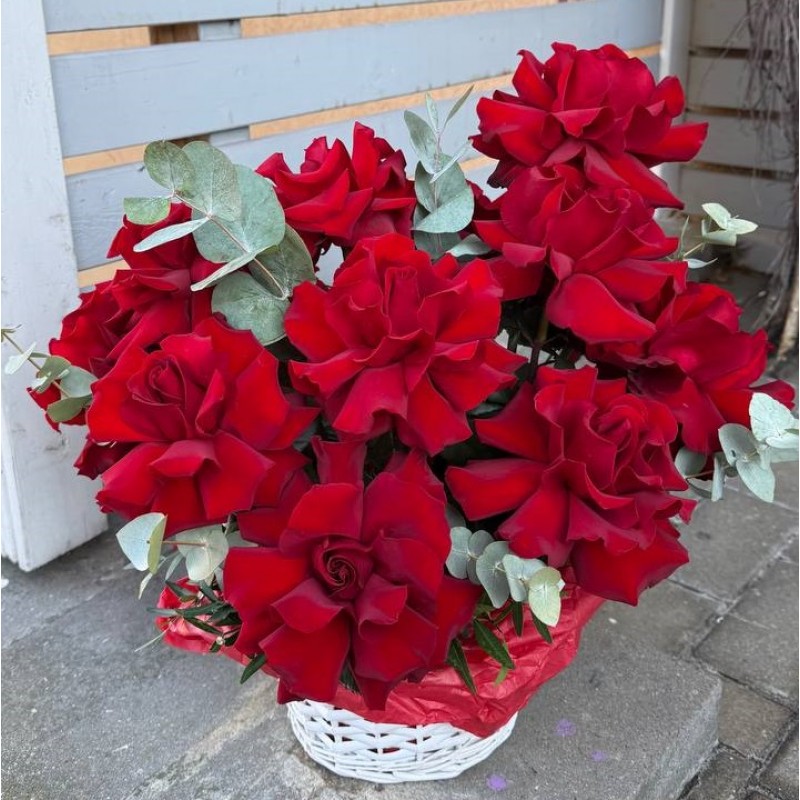 Корзина из красных роз "Рокси"